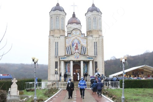 Zeci de maşini cu credincioși sosiți la Peştera Sfântului Apostol Andrei