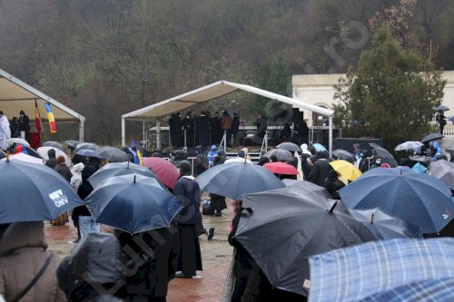 Zeci de maşini cu credincioși sosiți la Peştera Sfântului Apostol Andrei