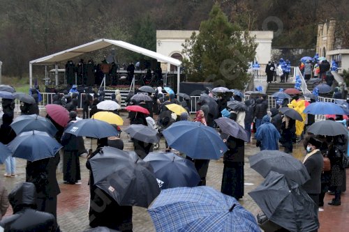 Zeci de maşini cu credincioși sosiți la Peştera Sfântului Apostol Andrei