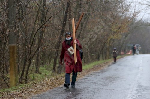 Zeci de maşini cu credincioși sosiți la Peştera Sfântului Apostol Andrei