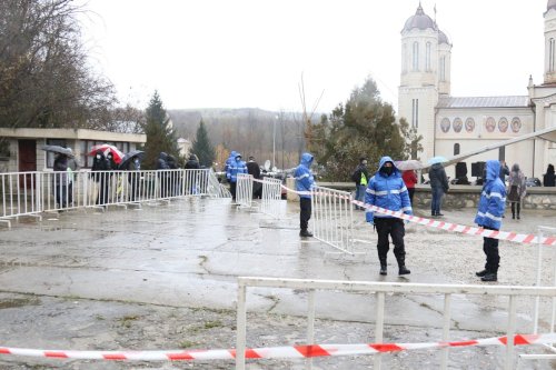 Zeci de maşini cu credincioși sosiți la Peştera Sfântului Apostol Andrei