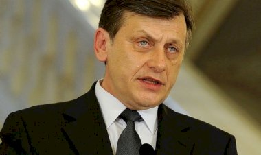 Crin Antonescu renunță la prezidențiale