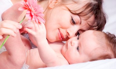 Studiu: Femeile care nasc mai târziu trăiesc mai mult