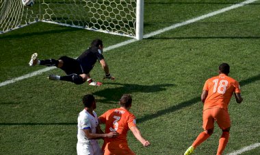 CM de fotbal: Olanda învinge Chile, scor de 2-0 şi încheie grupa B pe primul loc