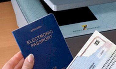 De mâine românii vor putea opta să primească paşapoartele electronice direct la domiciliu