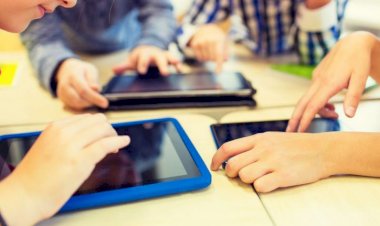 Guvernul va utiliza Fondul de rezervă pentru achiziţia de tablete pentru elevi