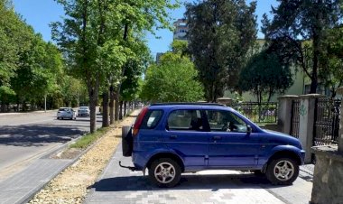 Nesimțire fără limite la Constanța! Un autoturism a fost parcat pe trotuarul proaspăt reabilitat