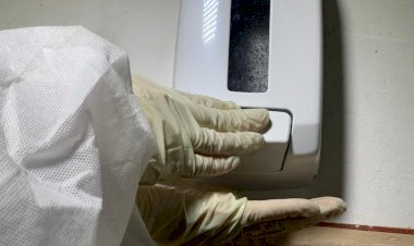 Primăria Constanța a început distribuirea dispenserelor cu dezinfectant pentru mâini în scările de bloc
