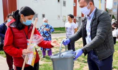 Timp de trei ani, locuitorii din cartierul Henri Coandă primesc gratuit kituri de igienă