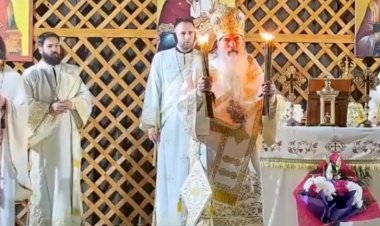 Slujba de Înviere cu repetiție la Constanța. ÎPS Teodosie a împărțit Lumina credincioșilor