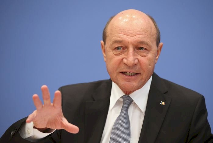 Băsescu: Când toate ţările înăspresc restricţiile anti-COVID, noi trecem la relaxare. Cred că ne-am grăbit