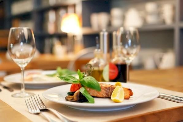 Patronatul Hotelierilor şi Restaurantelor solicită Guvernului redeschiderea urgentă a restaurantelor la interior