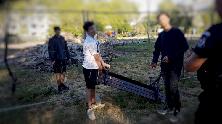 Foto/Video: O parte din mobilierul urban din Parcul Dragoslavelor, vandalizată de trei minori