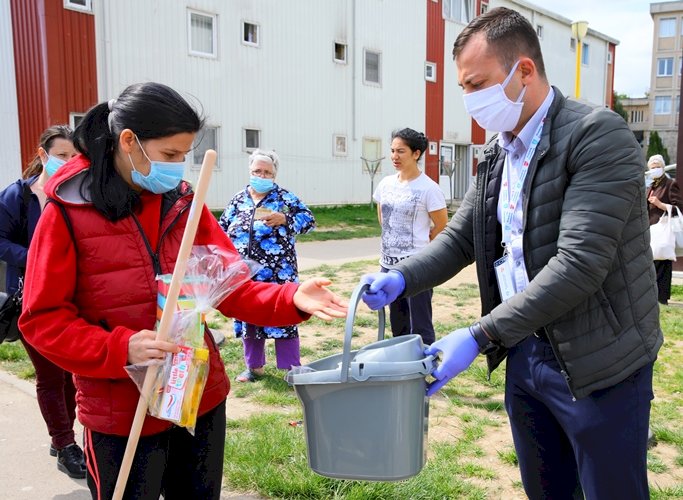 Timp de trei ani, locuitorii din cartierul Henri Coandă primesc gratuit kituri de igienă