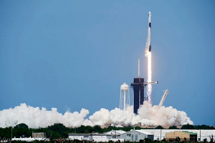 Foto: NASA şi SpaceX au lansat cu succes Crew Dragon către Staţia Spaţială Internaţională