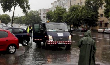Constanța se află sub cod portocaliu de ploi torențiale și descărcări electrice