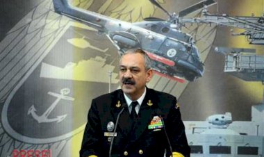 Viceamiralul Alexandru Mîrșu, șeful Statului Major al Forțelor Navale, decorat de președintele Iohannis