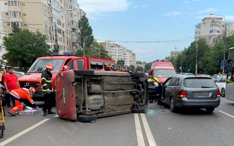 Accident rutier în Constanța. Un autoturism s-a răsturnat