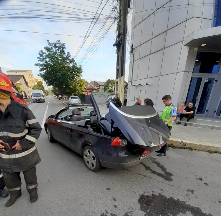 O femeie și-a prins capul între haion și sistemul de decapotare al autoturismului. Femeia este intubată