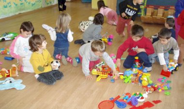 Legea Educaţiei s-ar putea schimba din nou. Grădiniţe pe timp de noapte, număr redus de elevi în clase