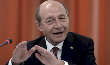 Băsescu: E cinic să te duci la schi când ai o dramă în București