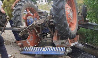 Bărbat de 36 de ani prins sub un tractor răsturnat în Tichilești