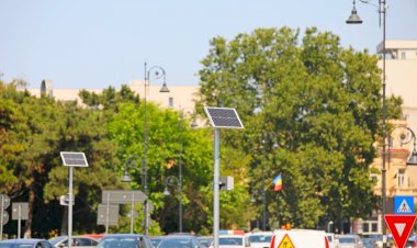 Stâlpi de iluminat solar echipați cu panouri fotovoltaice montați în zona Poarta 2 din Constanța