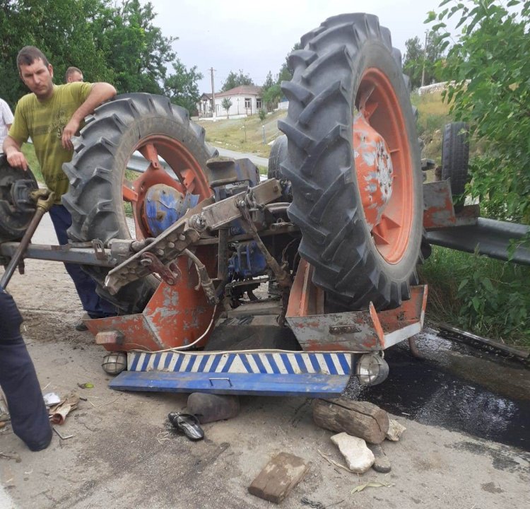 Bărbat de 36 de ani prins sub un tractor răsturnat în Tichilești