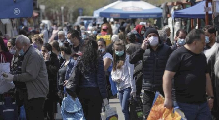 Decizie CNSU: Masca obligatorie, între anumite ore, în spaţiile deschise