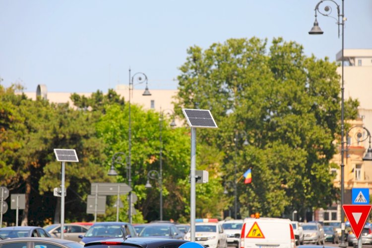 Stâlpi de iluminat solar echipați cu panouri fotovoltaice montați în zona Poarta 2 din Constanța