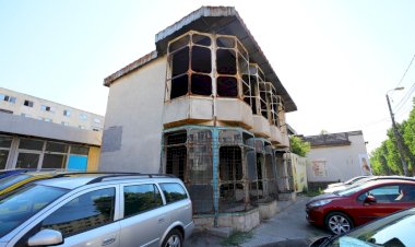 O clădire abandonată și insalubră din zona pieței agroalimentare din cartierul KM 4-5 va fi demolată