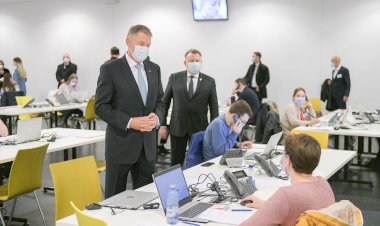 Iohannis, vizită la Call center-ul DSP Bucureşti: Toţi voluntarii sunt foarte bine pregătiţi