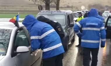 Foto-video: Zeci de maşini cu credincioși sosiți la Peştera Sfântului Andrei, verificaţi de forţele de ordine