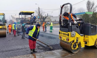 Se asfaltează carosabilul pe strada Industrială, la intersecția cu bulevardul Aurel Vlaicu