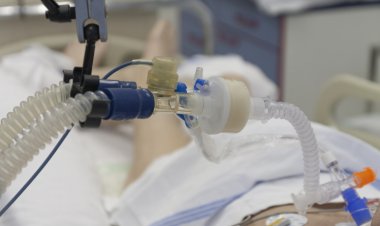 Brancardierul care a detubat din greșeală o pacientă a fost reținut de polițiști