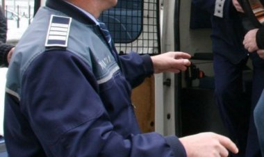 Doi bărbaţi au fost reţinuţi pentru tâlhărie