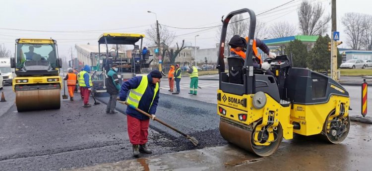 Se asfaltează carosabilul pe strada Industrială, la intersecția cu bulevardul Aurel Vlaicu