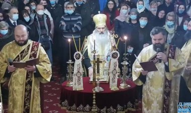Slujba dintre ani la Catedrală. ÎPS Teodosie: Bisericile nu trebuie să se închidă, orice boală ar mai veni, sunt vindecătoare de boli