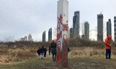 Un misterios monolit metalic a apărut în Toronto. În scurt timp, a fost vandalizat