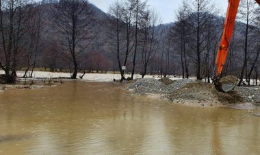 Echipele Apelor Române intervin în urma viiturilor și a inundațiilor pe râurile Motru și Lotru
