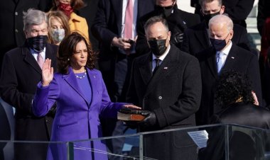 Kamala Harris a depus jurământul pentru funcţia de vicepreşedinte a SUA