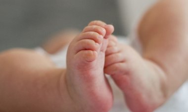 O femeie din Castelu și-a abandonat nou-născutul într-o pungă, în curtea casei
