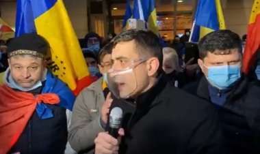 Simion: Preşedintele acestei republici este plecat la schi. Își bat joc de tot ce înseamnă România