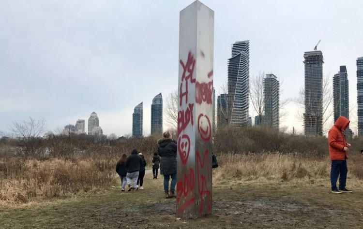 Un misterios monolit metalic a apărut în Toronto. În scurt timp, a fost vandalizat