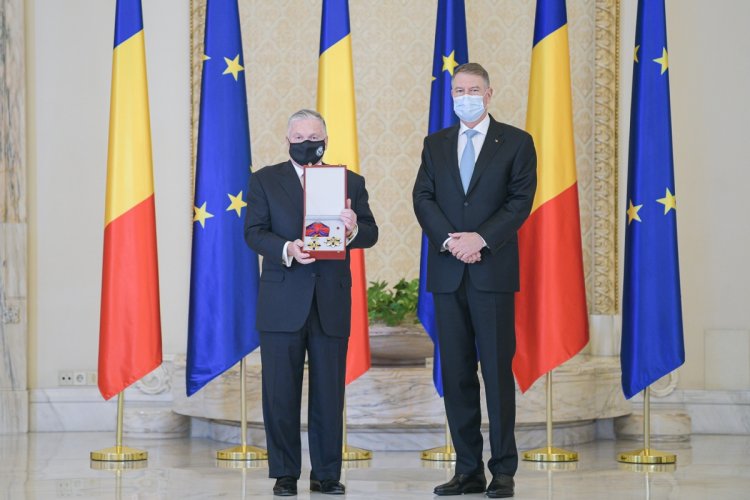 Iohannis l-a decorat pe ambasadorul SUA şi a salutat numărul mare de trupe americane din România