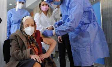 O femeie în vârstă de 104 ani s-a vaccinat anti-Covid în București