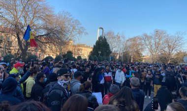 Sute de persoane protestează în faţa Prefecturii Constanţa, împotriva noilor restricţii impuse de Guvern