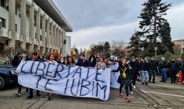 Încă o zi de proteste la Constanța. Oamenii au scandat: Libertate, Jos Arafat, Demisia Guvernului, Jos Iohannis