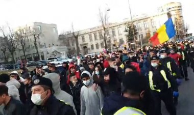 Proteste anti-restricții pentru a treia zi: Vrem democrație, nu pușcărie! Nu vă fie frică, Constanța se ridică!