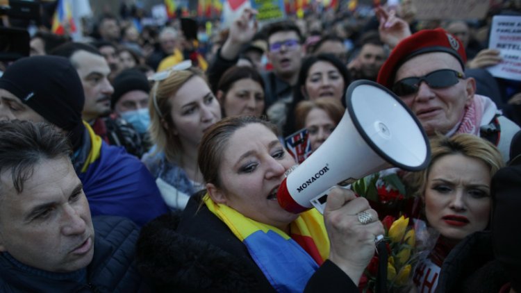 Diana Șoșoacă anunță un nou protest anti-restricții: Nici moartă nu tac. Iohannis să vină în piață, să discute cu poporul